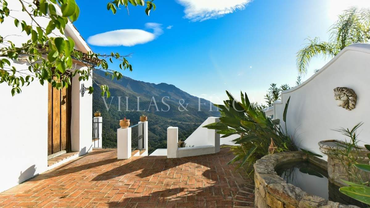 Villas & Fincas Country Properties