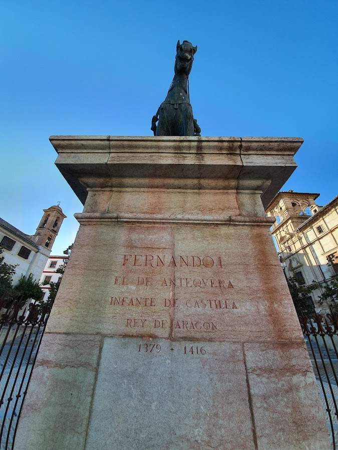 Estatua Fernando I de Aragón