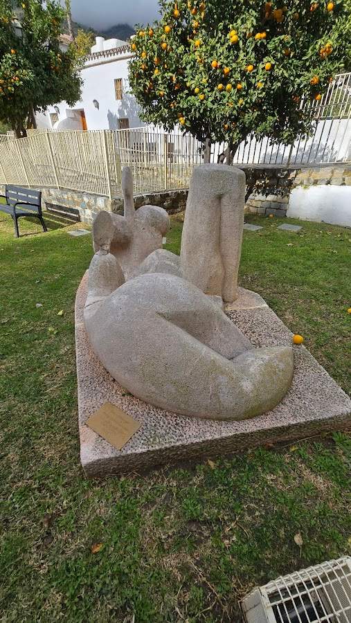 Pareja tomando el sol. Monumento al Turista