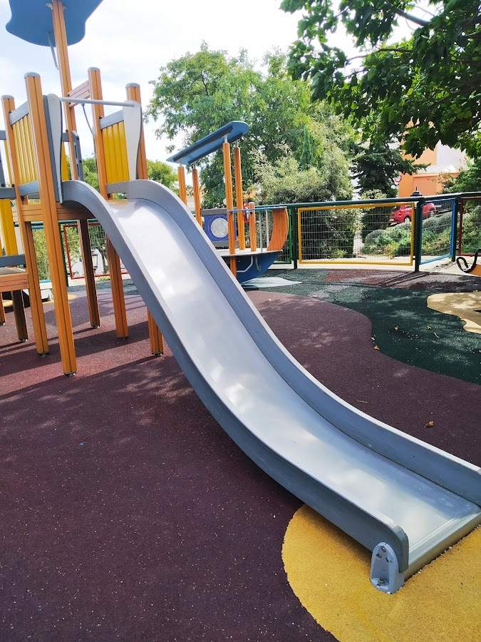Parque infantil público "Luis Cernuda"