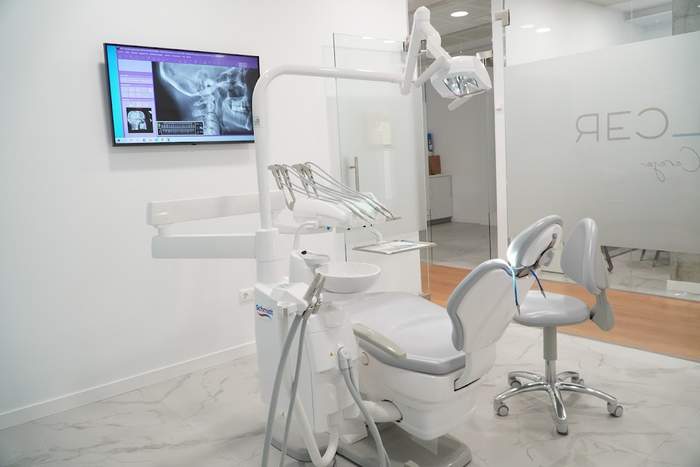 Clínica dental Dentalcer Fuengirola | Dr. Javier Cerezo