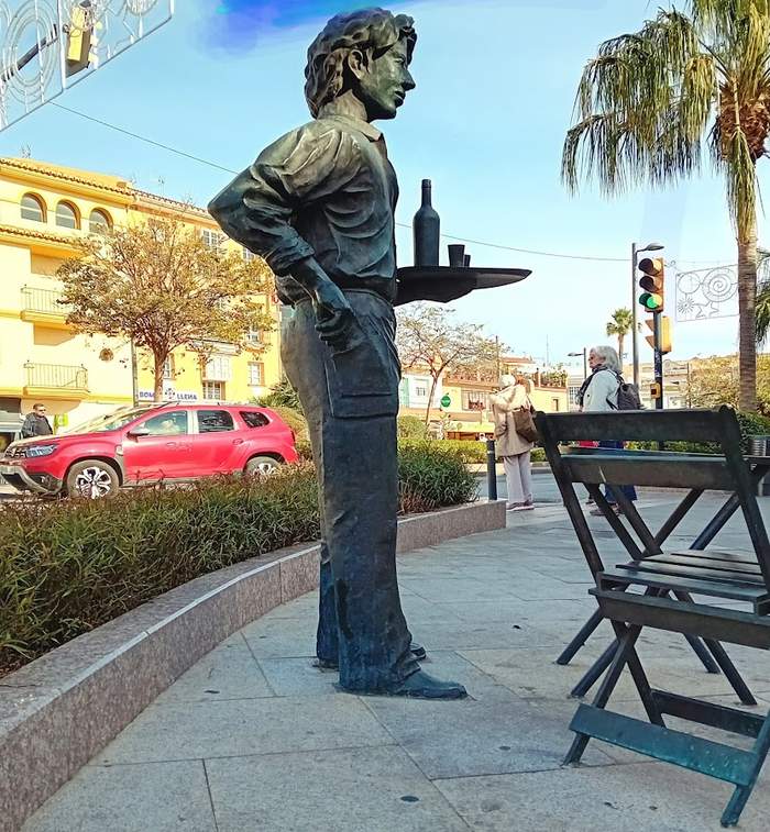 Monumento al Camarero de la Costa del Sol
