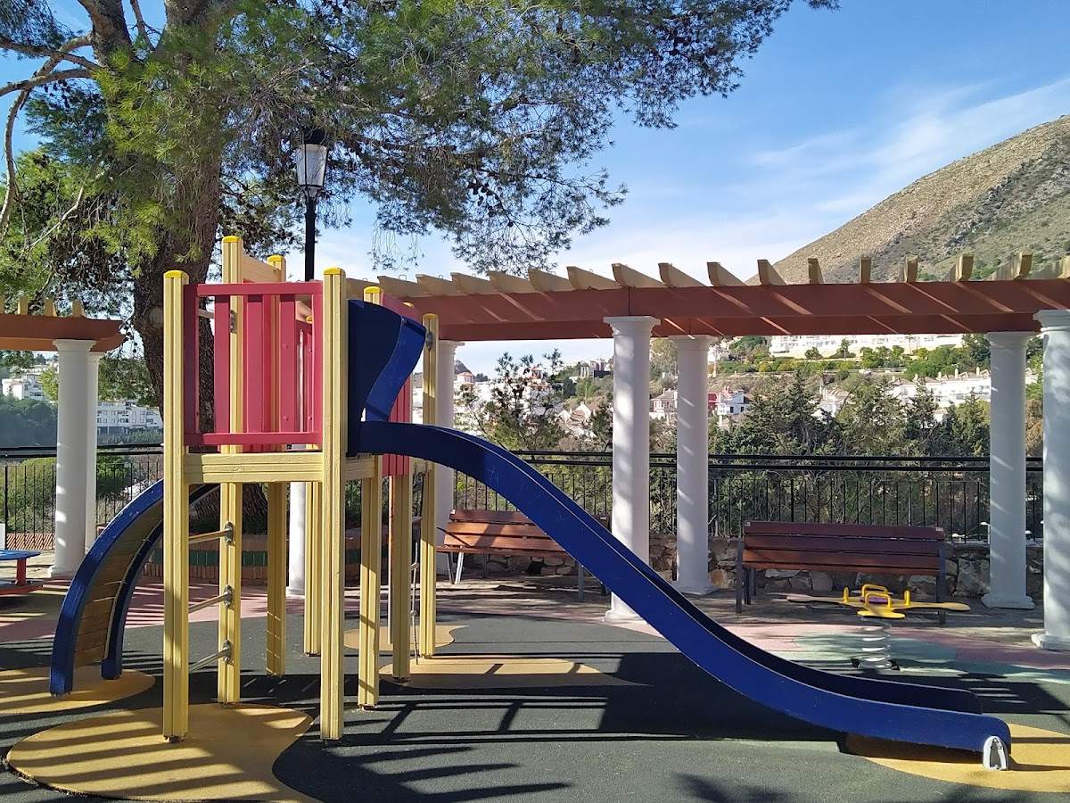 Parque infantil público "Jardines del Muro"