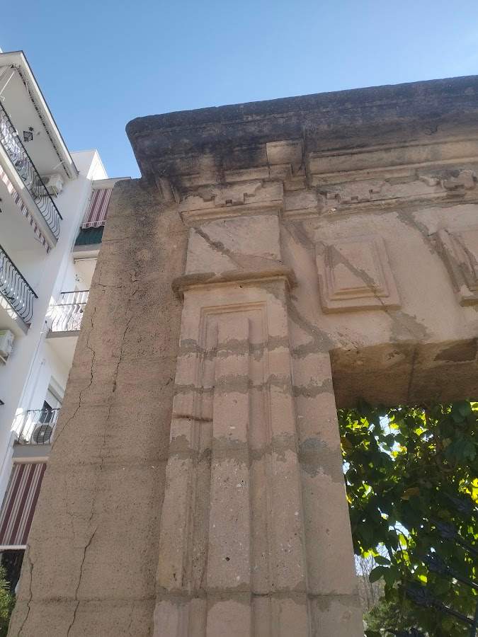 Puerta blasonada del siglo XVIII